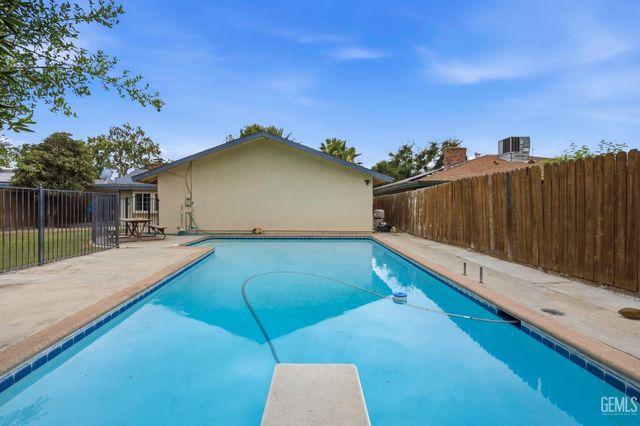 5200 Laguna Street, Bakersfield, CA 93306