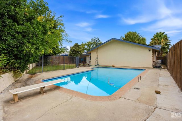 5200 Laguna Street, Bakersfield, CA 93306