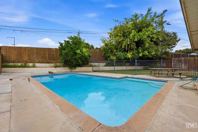 5200 Laguna Street, Bakersfield, CA 93306