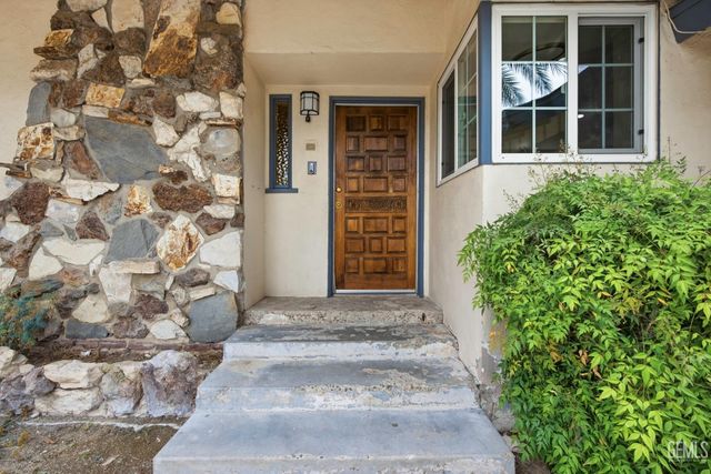 5200 Laguna Street, Bakersfield, CA 93306