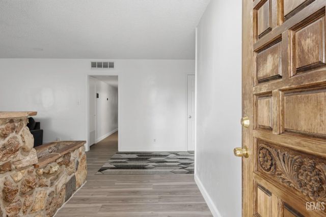 5200 Laguna Street, Bakersfield, CA 93306
