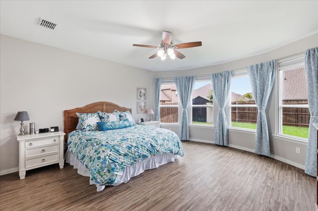 825 Crest Breeze Drive, Fort Worth, TX 76052