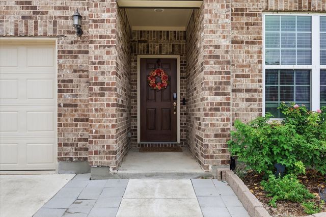 825 Crest Breeze Drive, Fort Worth, TX 76052