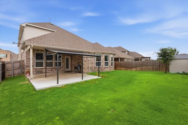 825 Crest Breeze Drive, Fort Worth, TX 76052