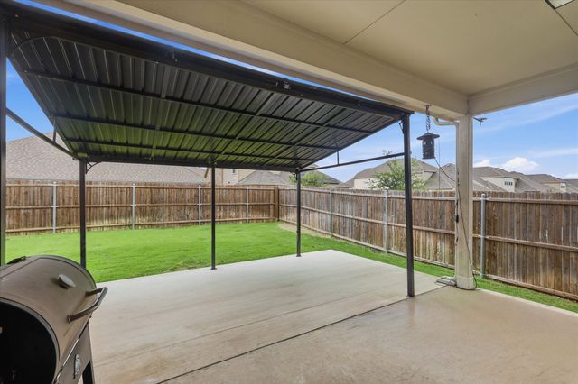825 Crest Breeze Drive, Fort Worth, TX 76052