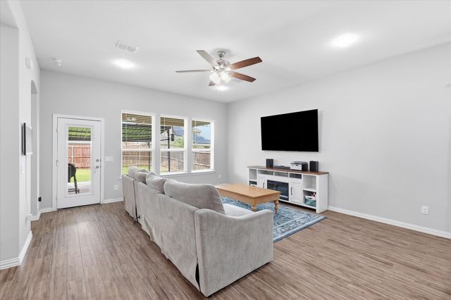 825 Crest Breeze Drive, Fort Worth, TX 76052