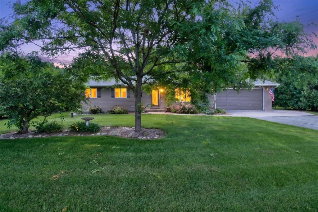 6702 N Abey Court, Evansville, WI 53536
