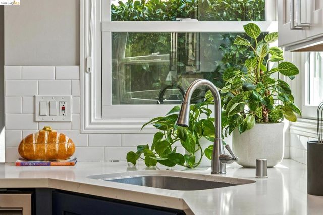 2465 2465 Alida St, Oakland, CA 94602