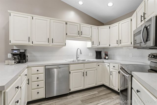 1644 Lakeview Drive, Zeeland, MI 49464