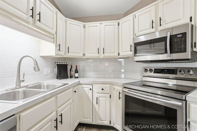 1644 Lakeview Drive, Zeeland, MI 49464