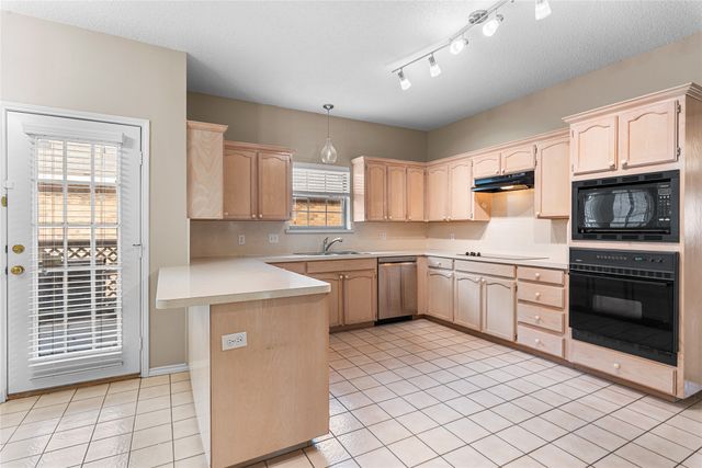 2881 Inniswood Circle, Arlington, TX 76015