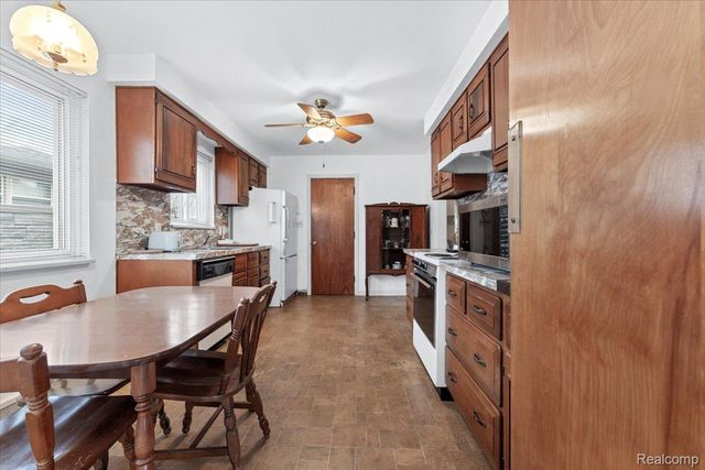 2221 Davis Street, Wyandotte, MI 48192