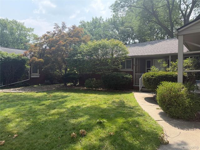 2221 Davis Street, Wyandotte, MI 48192