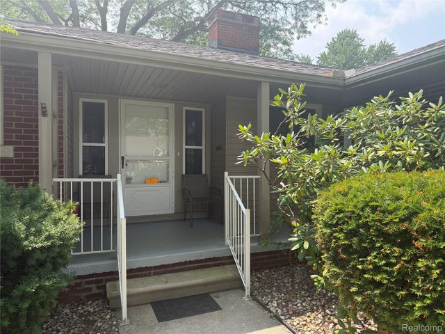 2221 Davis Street, Wyandotte, MI 48192