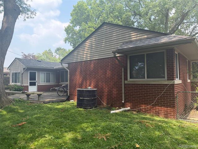 2221 Davis Street, Wyandotte, MI 48192