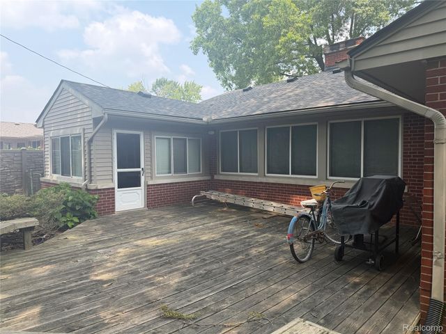 2221 Davis Street, Wyandotte, MI 48192