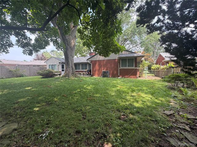 2221 Davis Street, Wyandotte, MI 48192