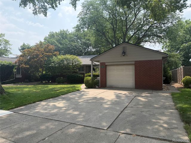 2221 Davis Street, Wyandotte, MI 48192
