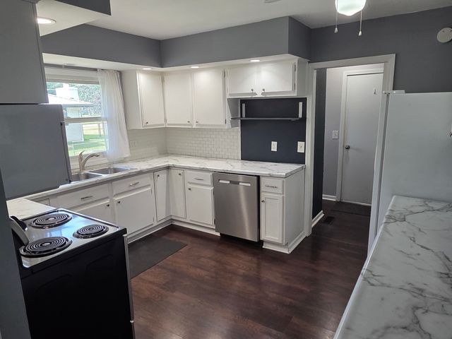 1016 W Blackhawk Drive, Byron, IL 61010