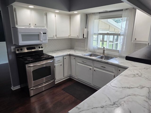 1016 W Blackhawk Drive, Byron, IL 61010