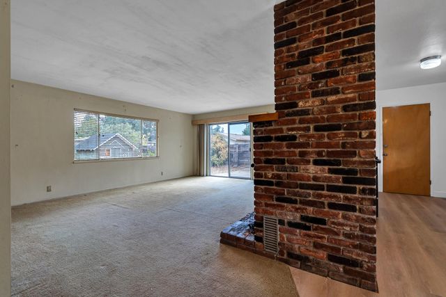 2541 Center Waverly Ave, Redding, CA 96001