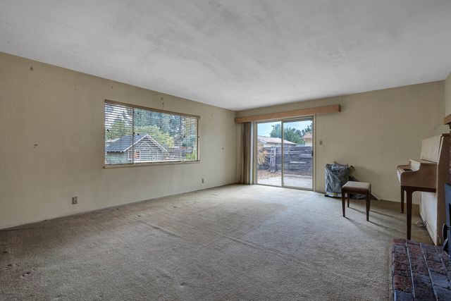 2541 Center Waverly Ave, Redding, CA 96001