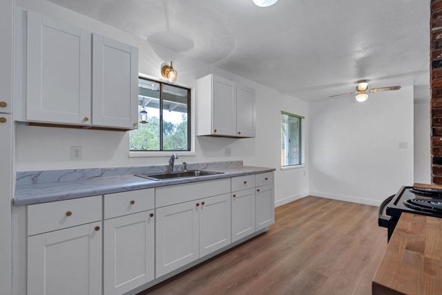 2541 Center Waverly Ave, Redding, CA 96001