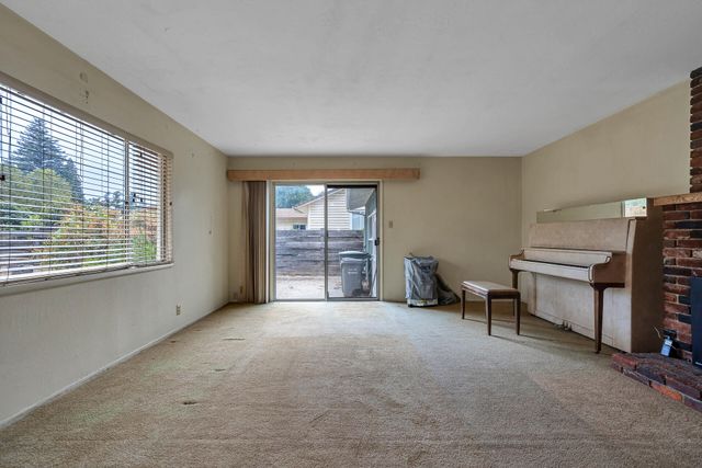 2541 Center Waverly Ave, Redding, CA 96001