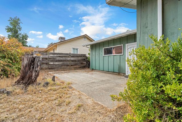 2541 Center Waverly Ave, Redding, CA 96001