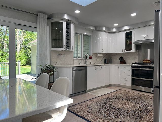 17 Pioneer Drive, Longmeadow, MA 01106