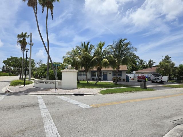 2190 NE 1st Ln, Boynton Beach, FL 33435