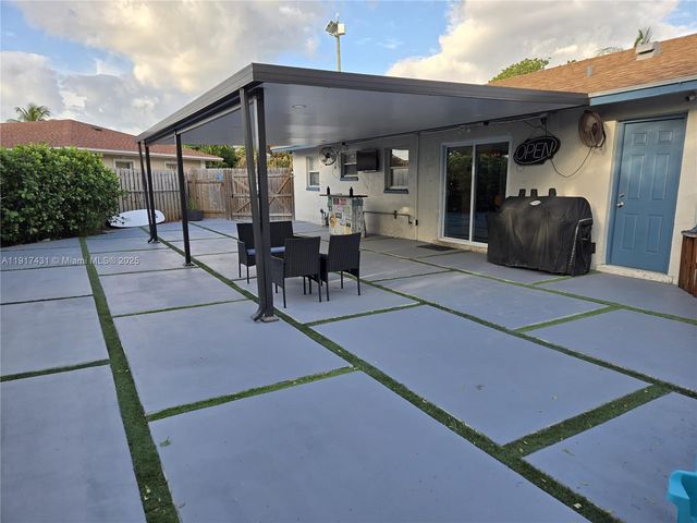 2190 NE 1st Ln, Boynton Beach, FL 33435