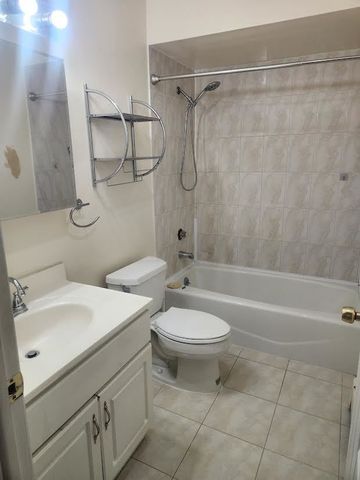 10423 Dearlove Road 2, Glenview, IL 60025