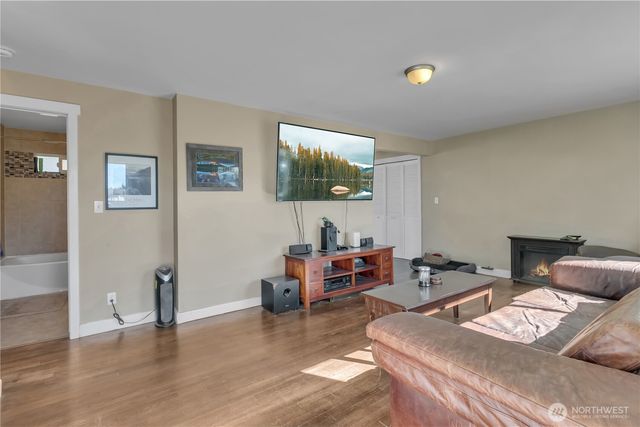 516 6th Ave S, Kent, WA 98032