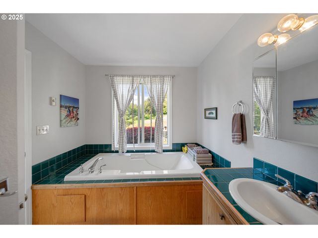 2475 S SMITH RIVER Rd, Reedsport, OR 97467