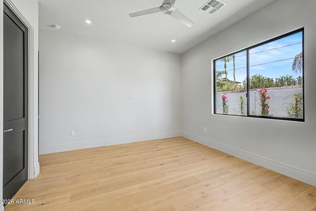 3210 E OREGON Avenue, Phoenix, AZ 85018