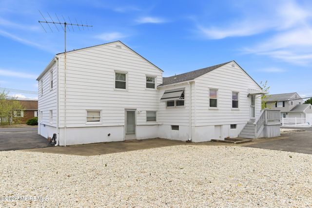 2400 Stanley Drive, Toms River, NJ 08753