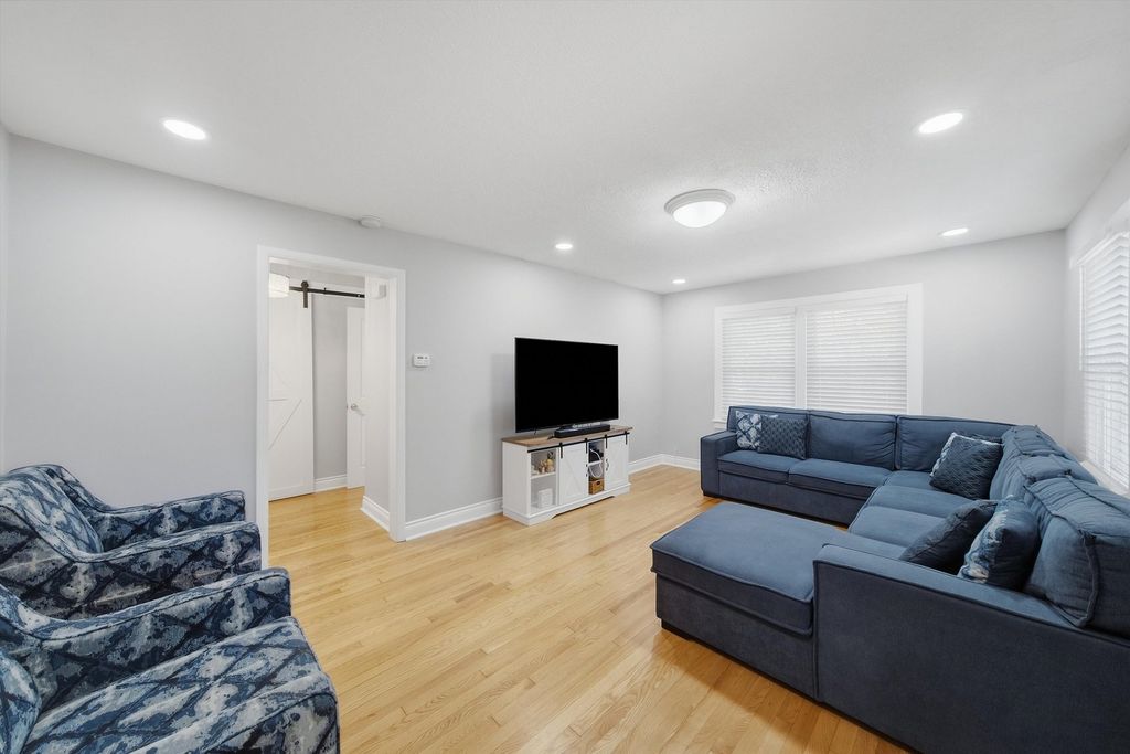 2115 Halsey Drive, Des Plaines, IL 60018 — photo 4