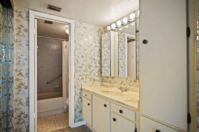 900 Colony Point Circle 121, Pembroke Pines, FL 33026