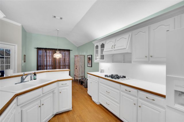 530 Queens Way, Grand Prairie, TX 75052