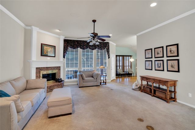 530 Queens Way, Grand Prairie, TX 75052