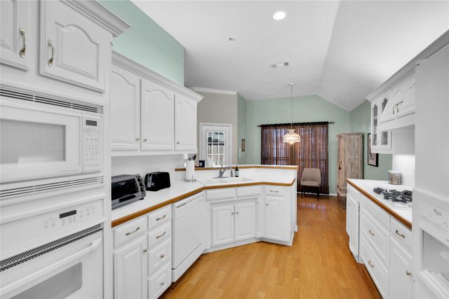 530 Queens Way, Grand Prairie, TX 75052