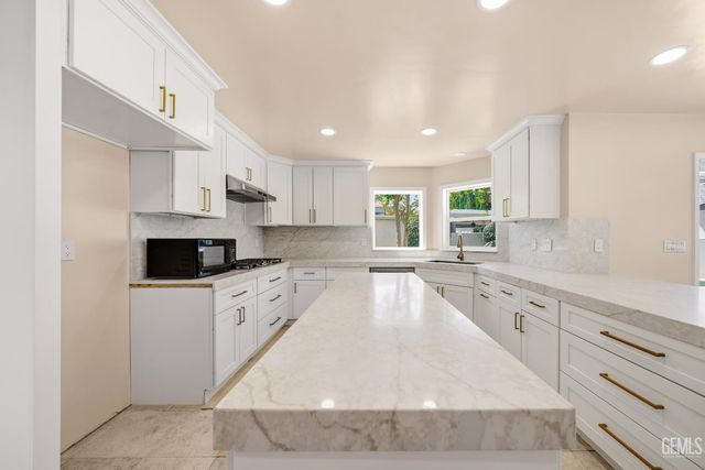 3916 Pinehurst Drive, Bakersfield, CA 93306