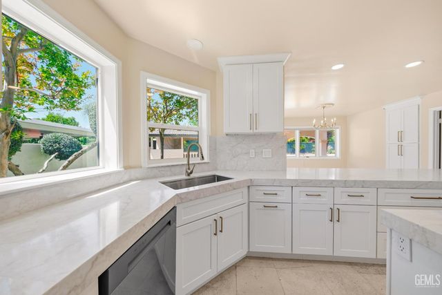 3916 Pinehurst Drive, Bakersfield, CA 93306