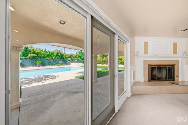 3916 Pinehurst Drive, Bakersfield, CA 93306
