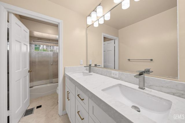 3916 Pinehurst Drive, Bakersfield, CA 93306