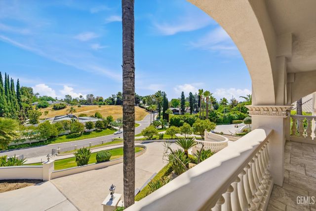 3916 Pinehurst Drive, Bakersfield, CA 93306