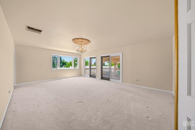 3916 Pinehurst Drive, Bakersfield, CA 93306