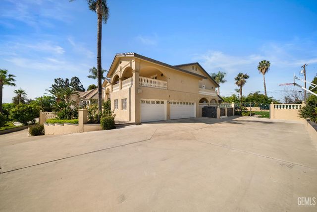 3916 Pinehurst Drive, Bakersfield, CA 93306