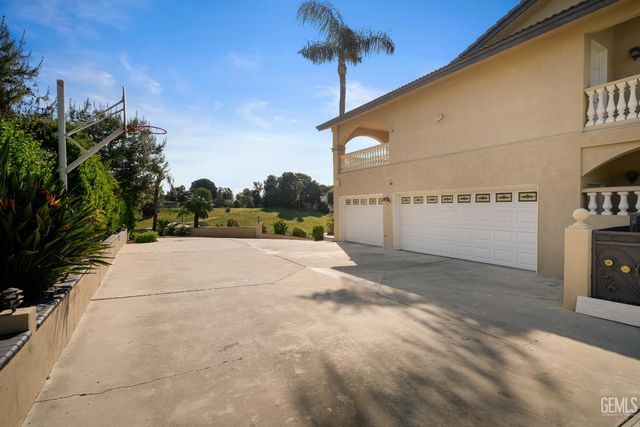 3916 Pinehurst Drive, Bakersfield, CA 93306